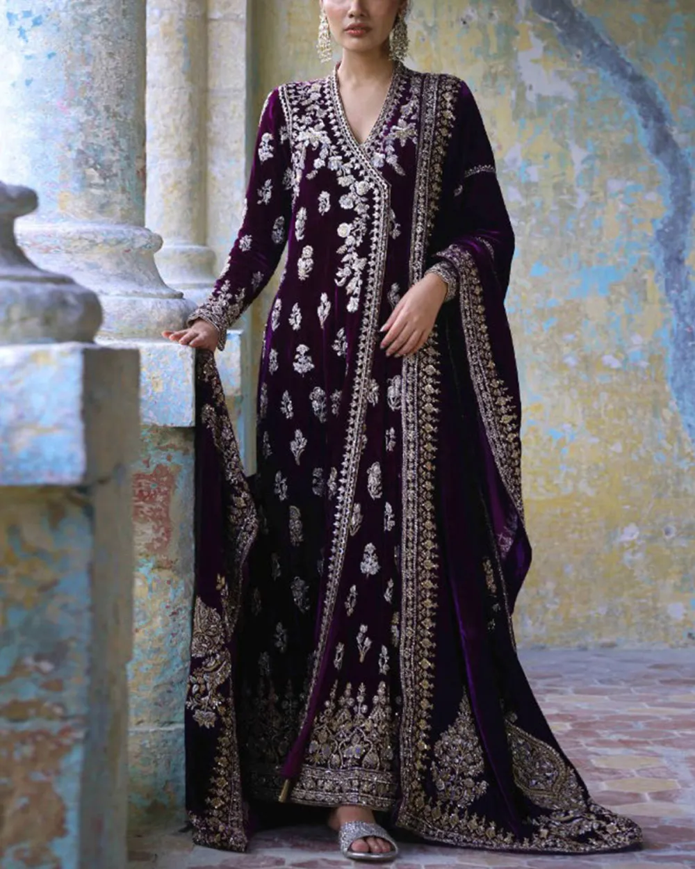 Elegant vintage embroidered velvet kaftan