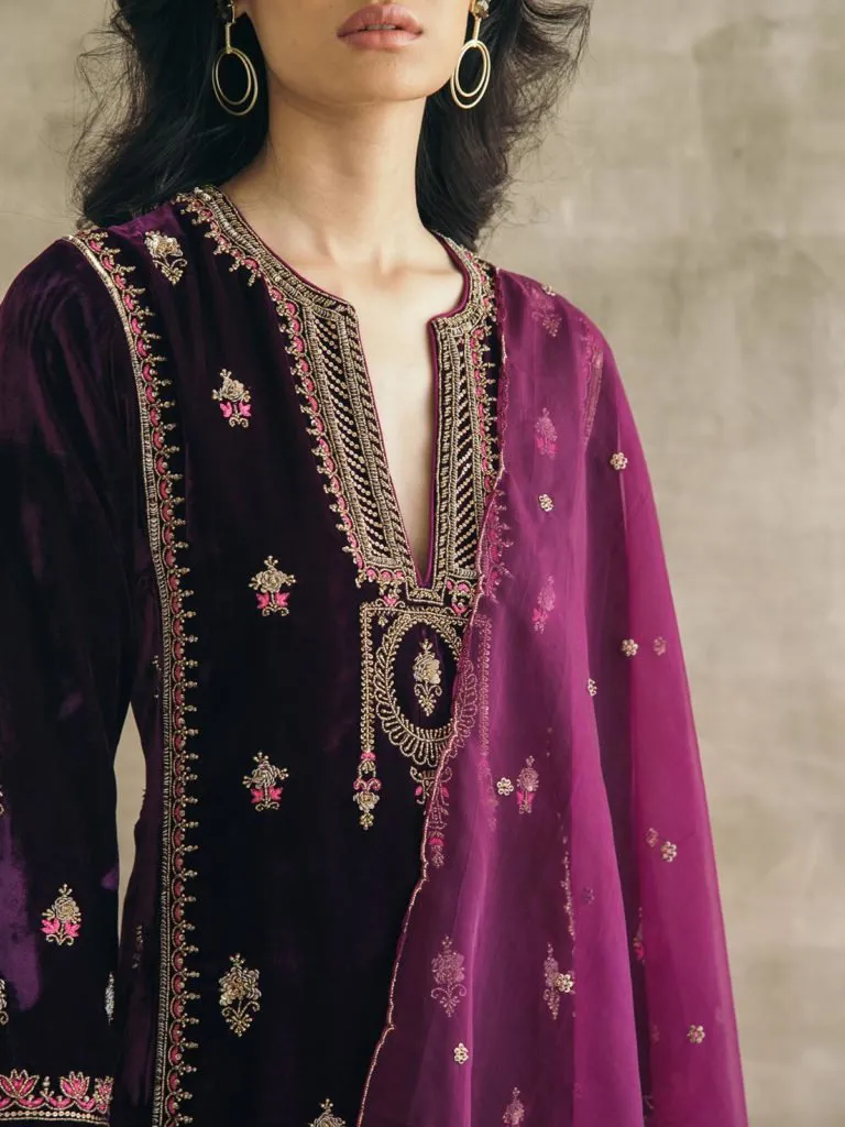 Elegant embroidered kaftan