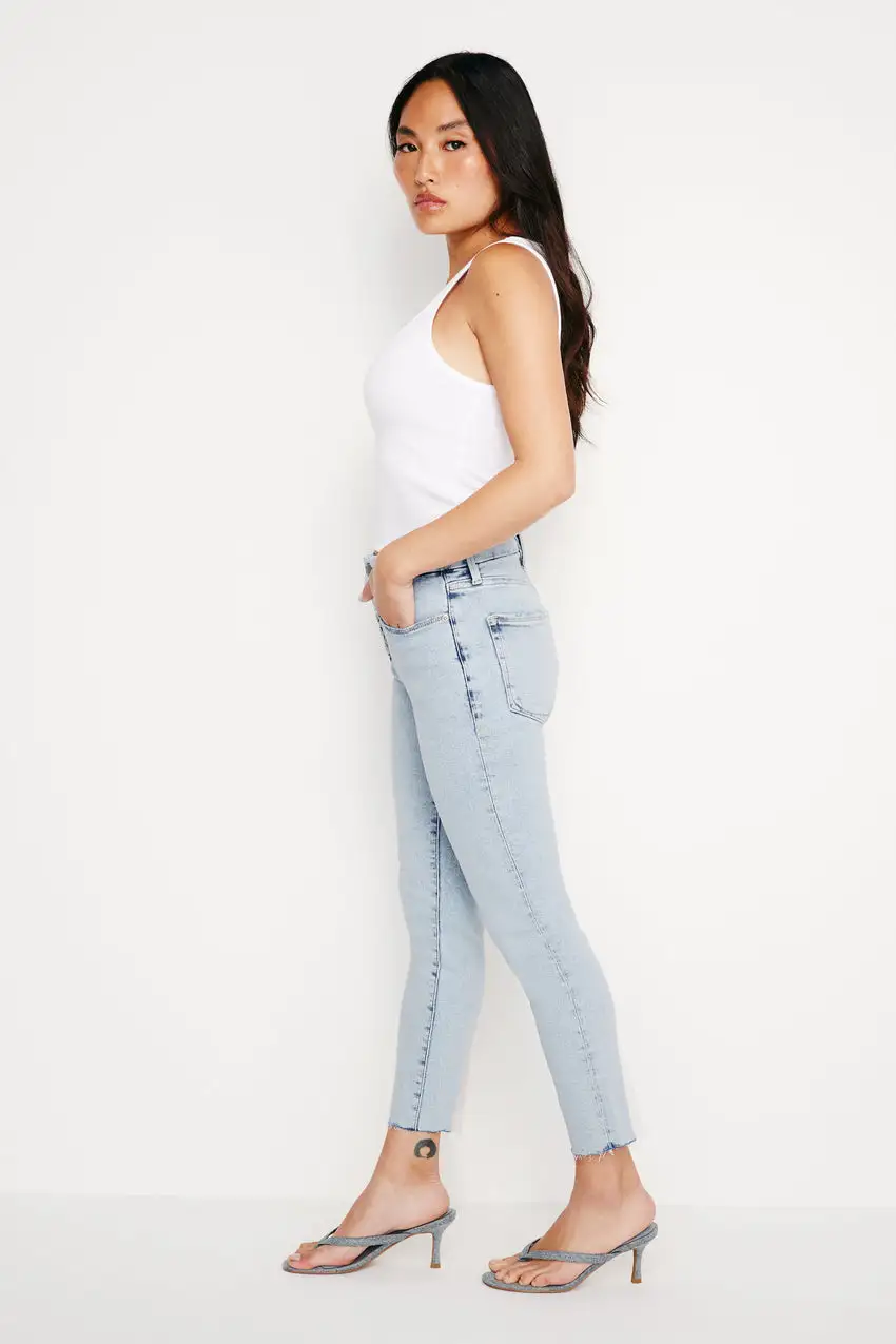 GOOD PETITE LIGHT COMPRESSION SKINNY JEANS