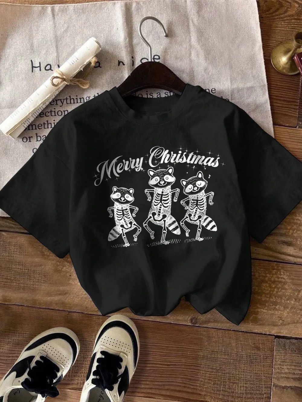 Christmas raccoon Lady T-shirt