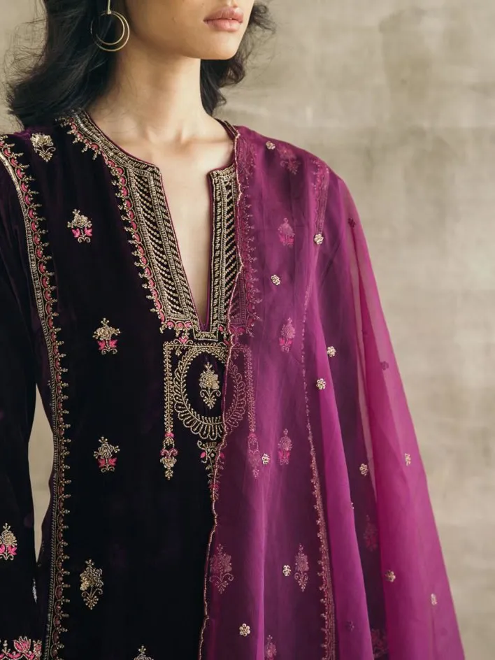 Elegant embroidered kaftan