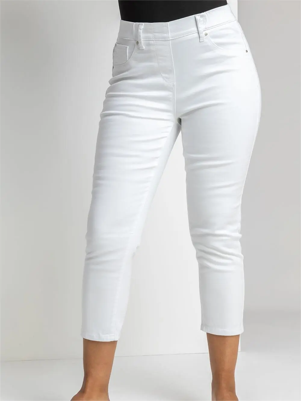 White skinny trousers with front and back pockets