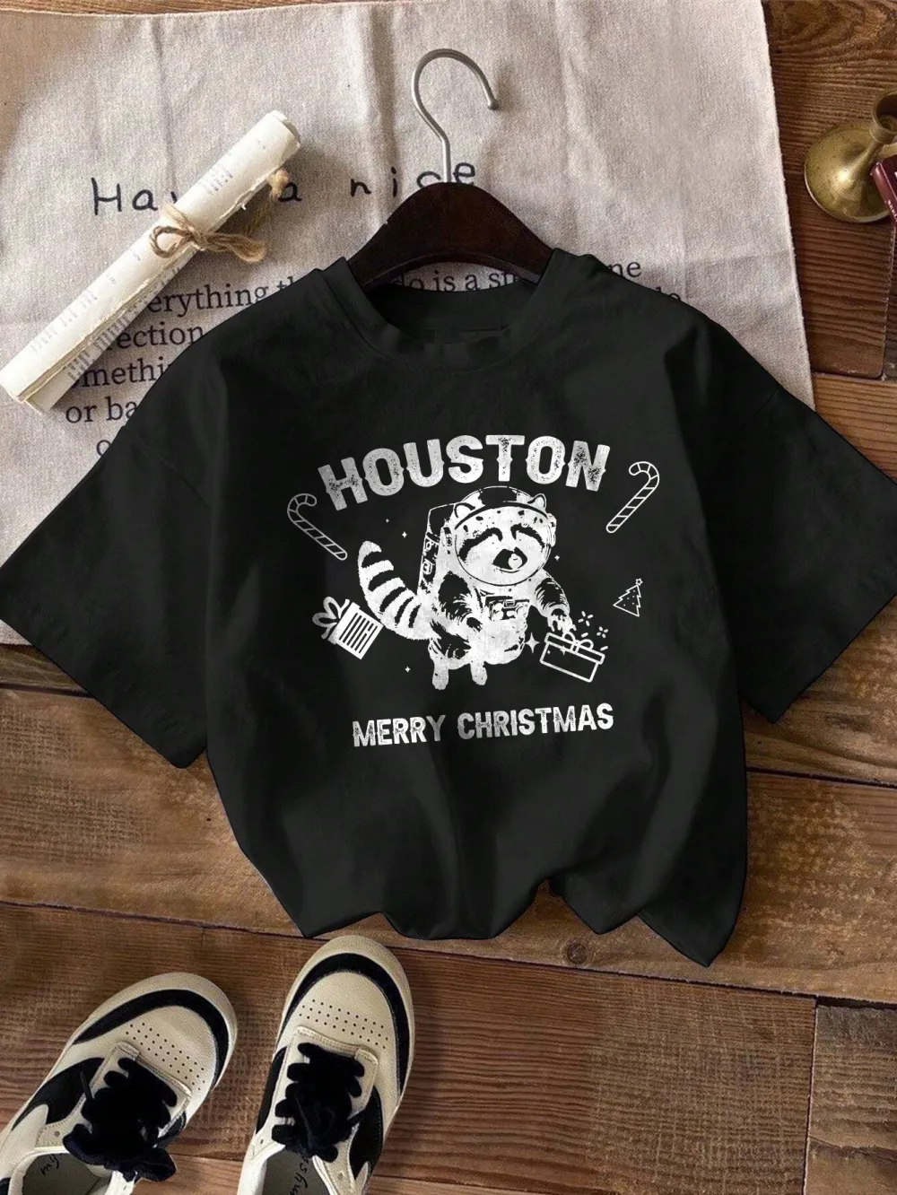 Christmas raccoon Lady T-shirt