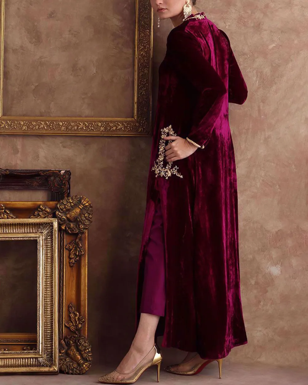 Elegant V-neck embroidered velvet kaftan