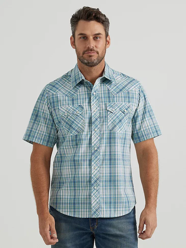 MEN'S WRANGLER RETRO® SHORT SLEEVE WESTERN SNAP WITH SAWTOOTH FLAP POCKET PLAID SHIRT IN SKY BLUE PLAID