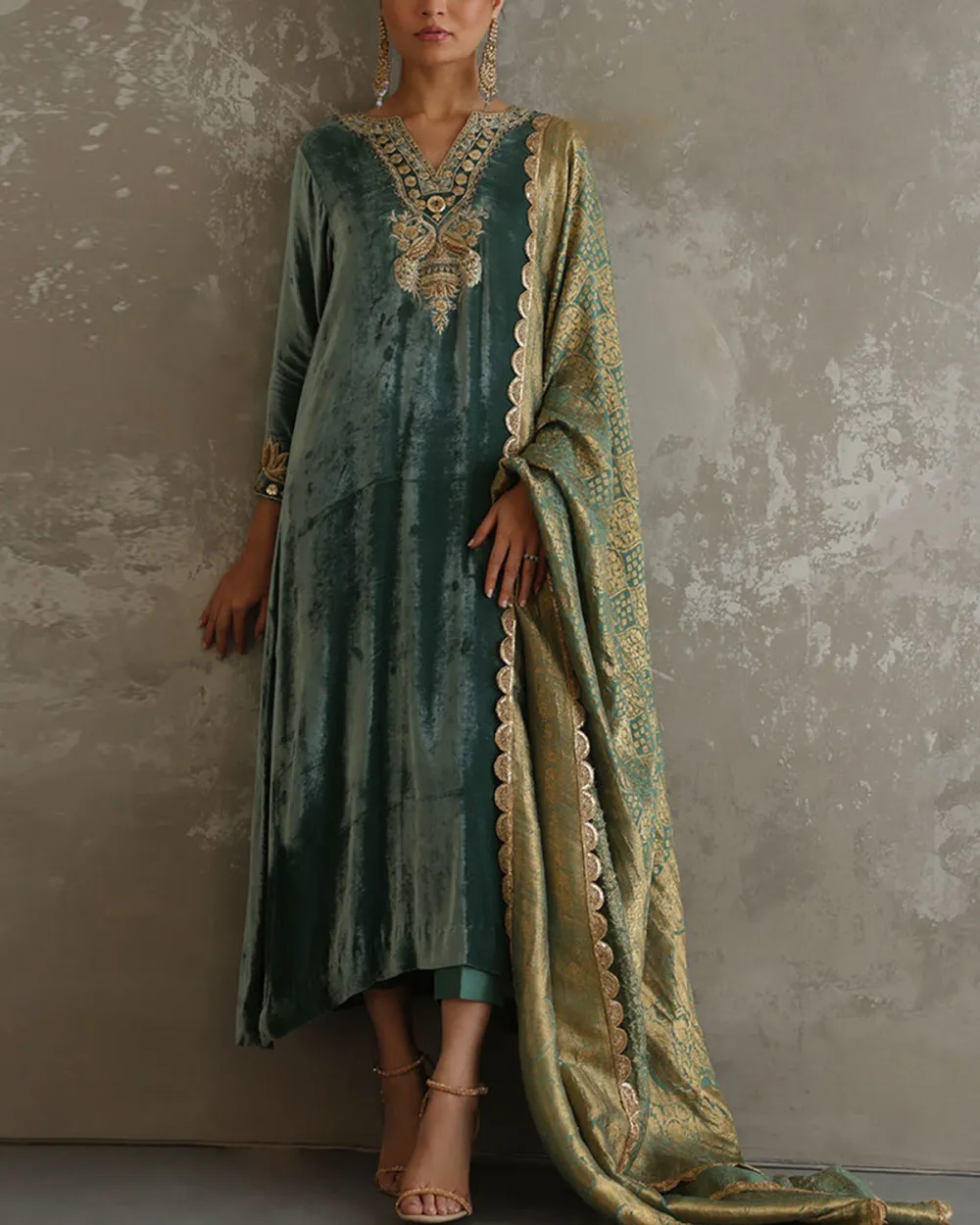 Elegant V-neck embroidered velvet kaftan