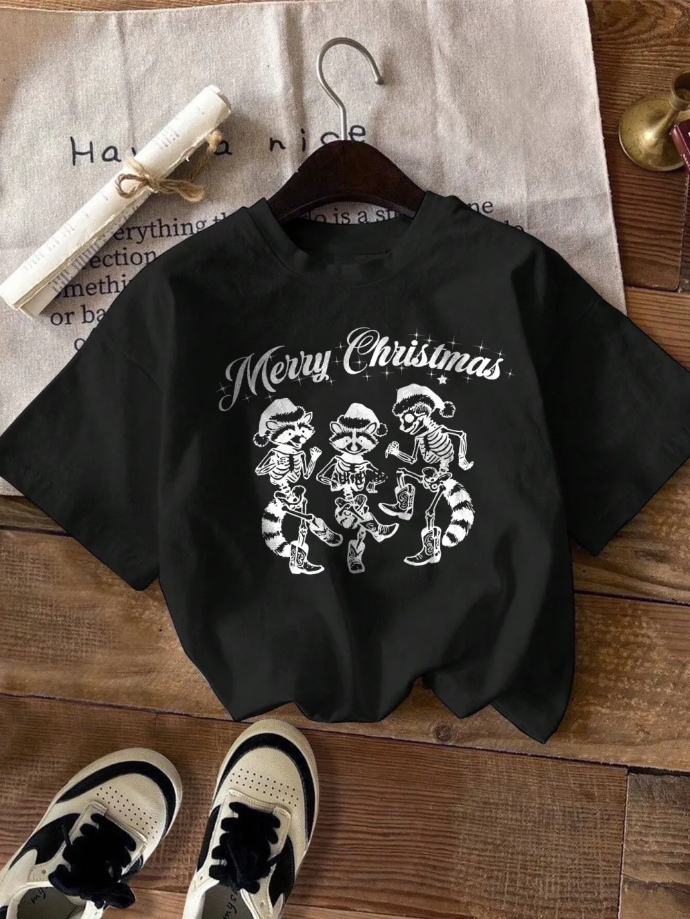 Christmas raccoon Lady T-shirt