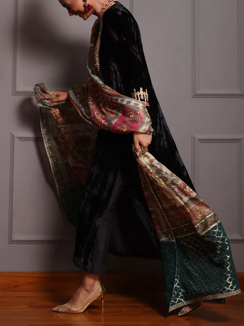 Elegant embroidered kaftan