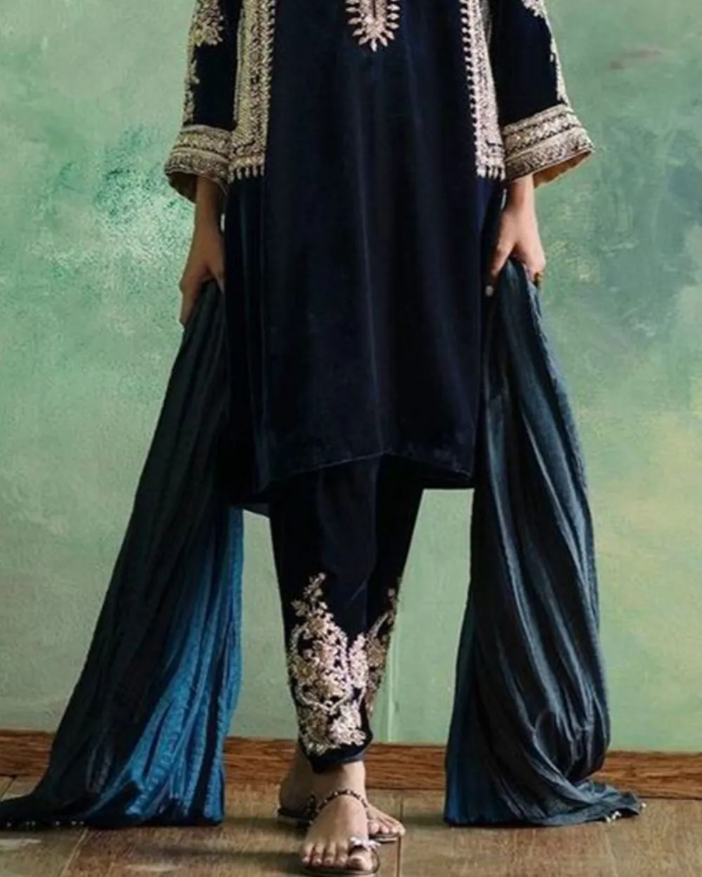 Vintage V-neck embroidered velvet kaftan