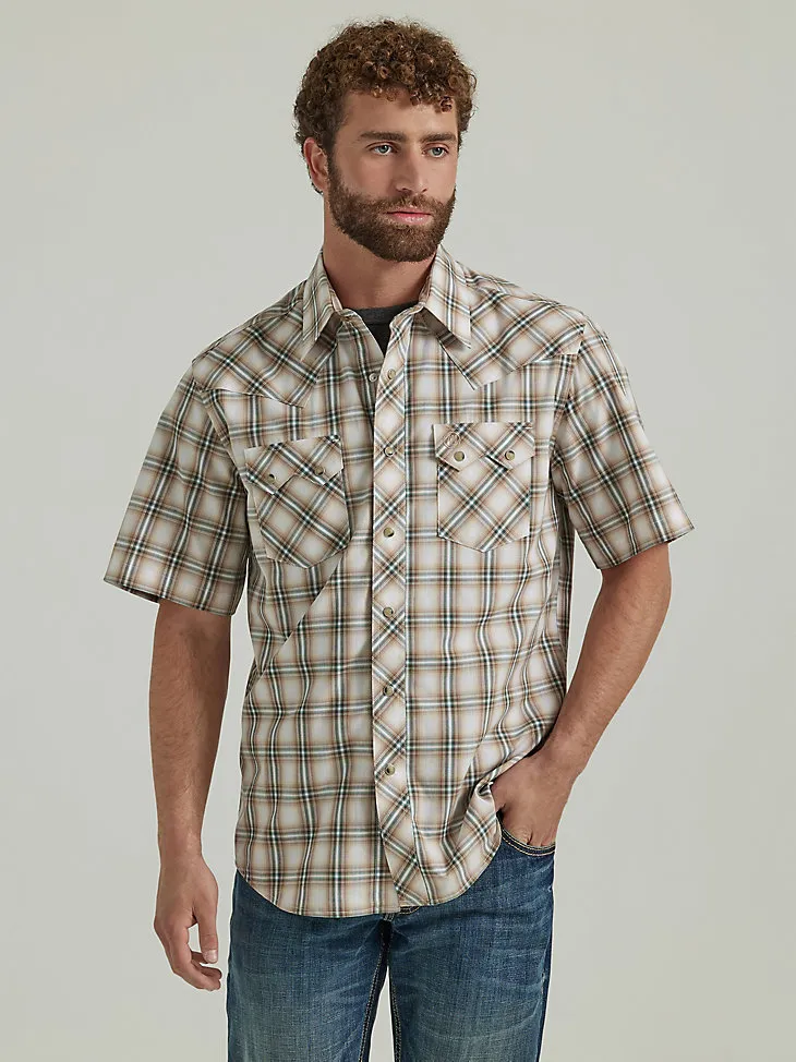 MEN'S WRANGLER RETRO® SHORT SLEEVE WESTERN SNAP WITH SAWTOOTH FLAP POCKET PLAID SHIRT IN SKY BLUE PLAID