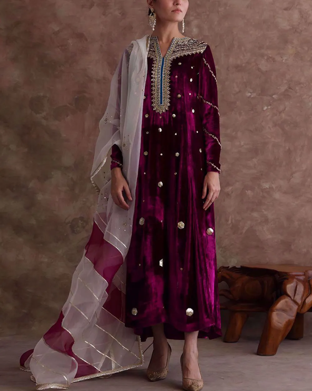 Elegant vintage embroidered velvet kaftan