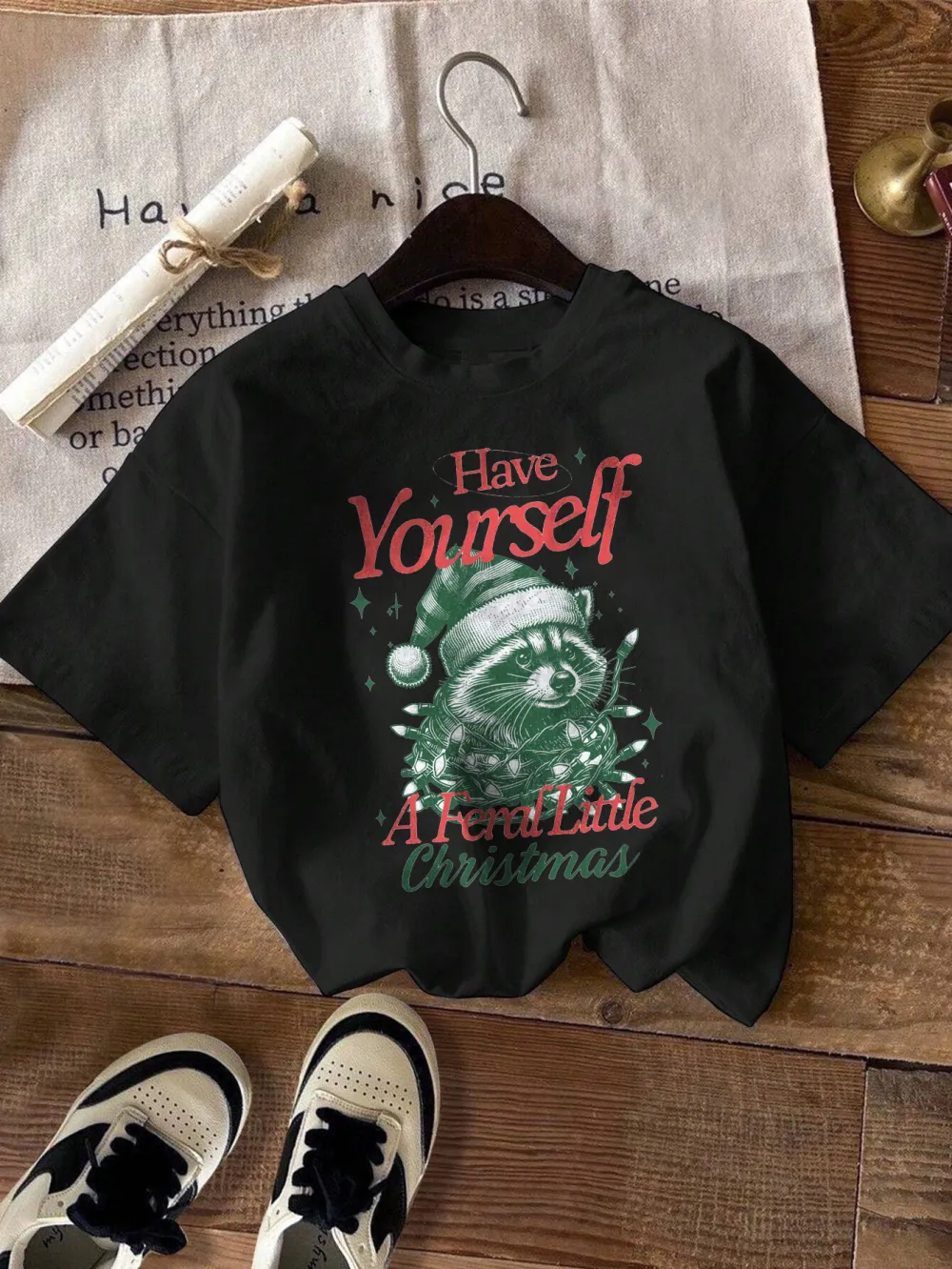 Christmas raccoon Lady T-shirt