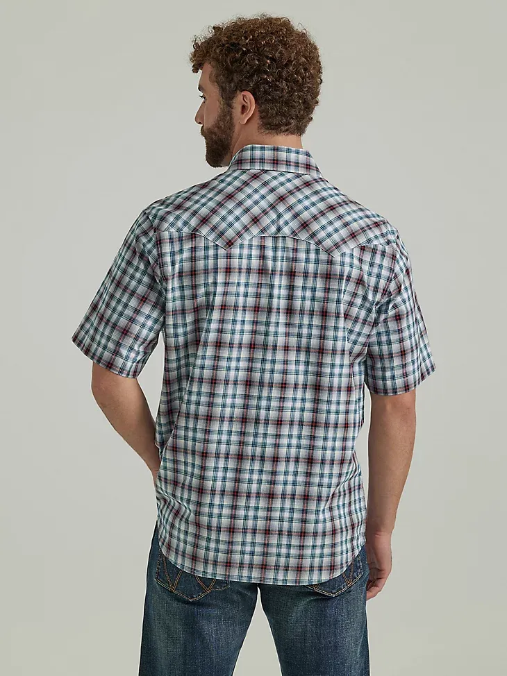 MEN'S WRANGLER RETRO® SHORT SLEEVE WESTERN SNAP WITH SAWTOOTH FLAP POCKET PLAID SHIRT IN SKY BLUE PLAID