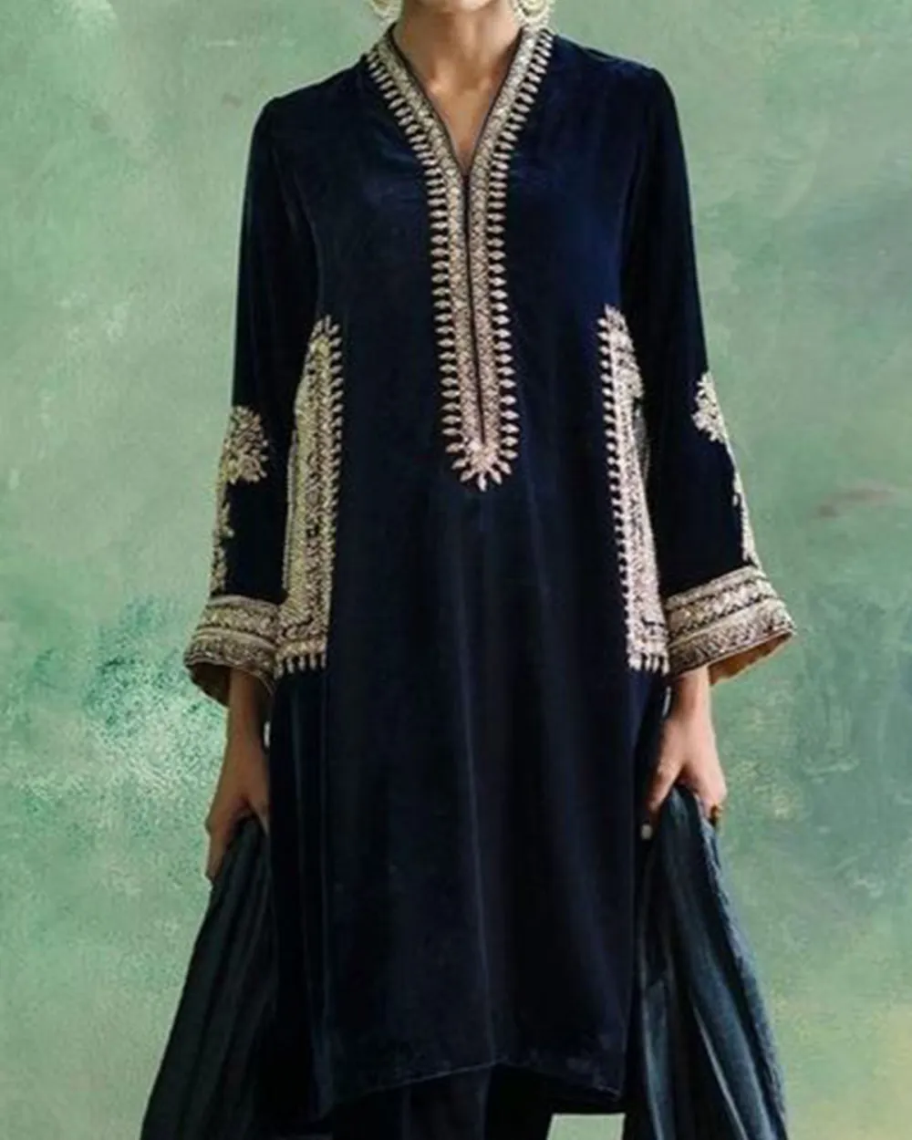 Vintage V-neck embroidered velvet kaftan