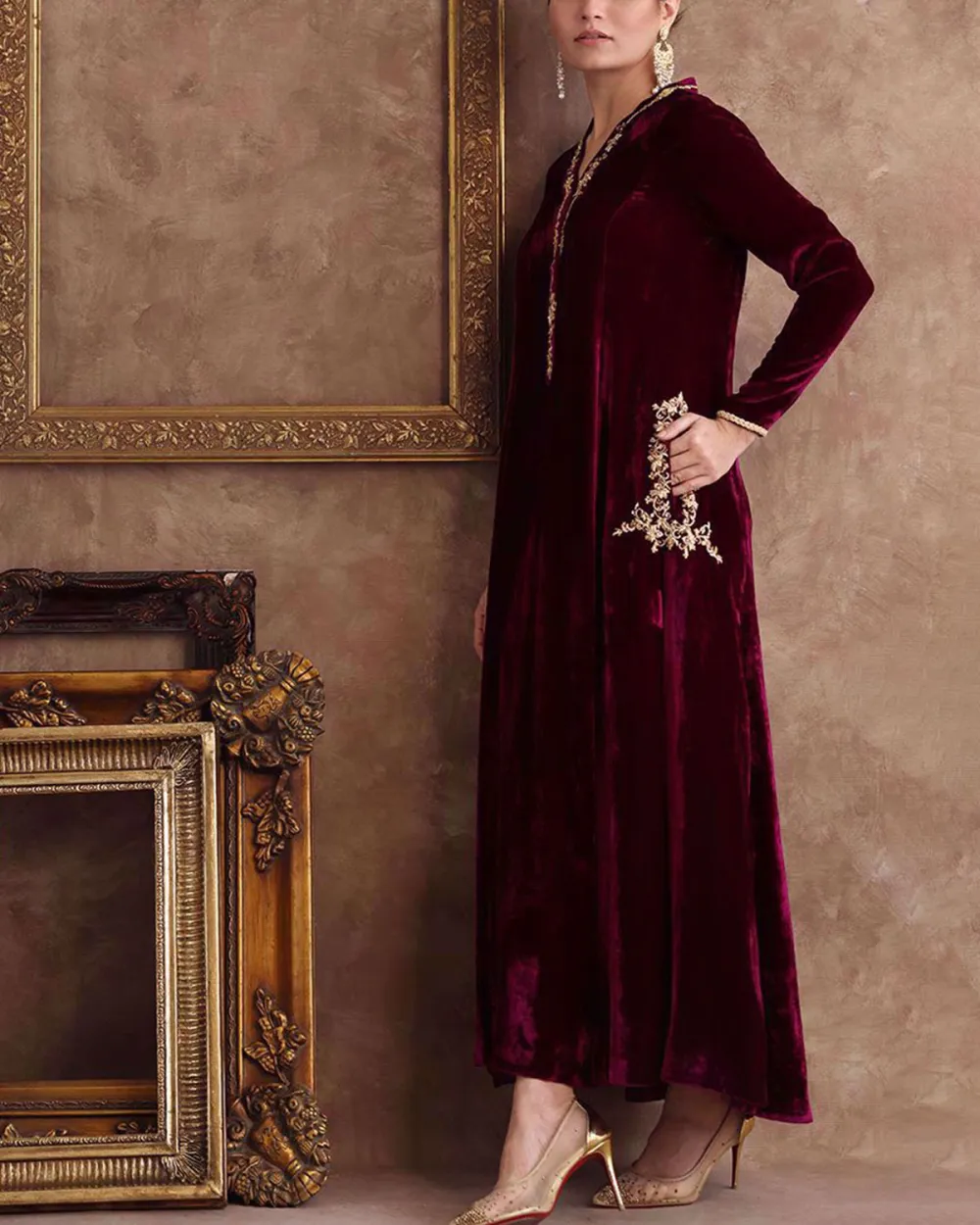 Elegant V-neck embroidered velvet kaftan