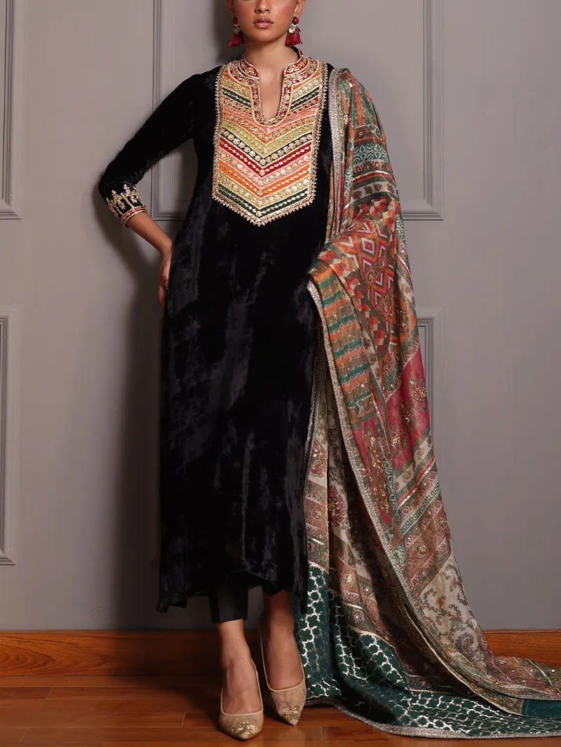 Elegant embroidered kaftan