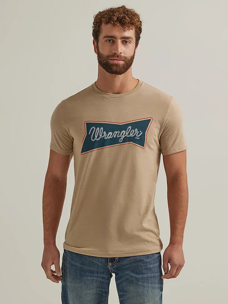 MEN'S WRANGLER HERITAGE LOGO GRAPHIC T-SHIRT IN TRENCHCOAT