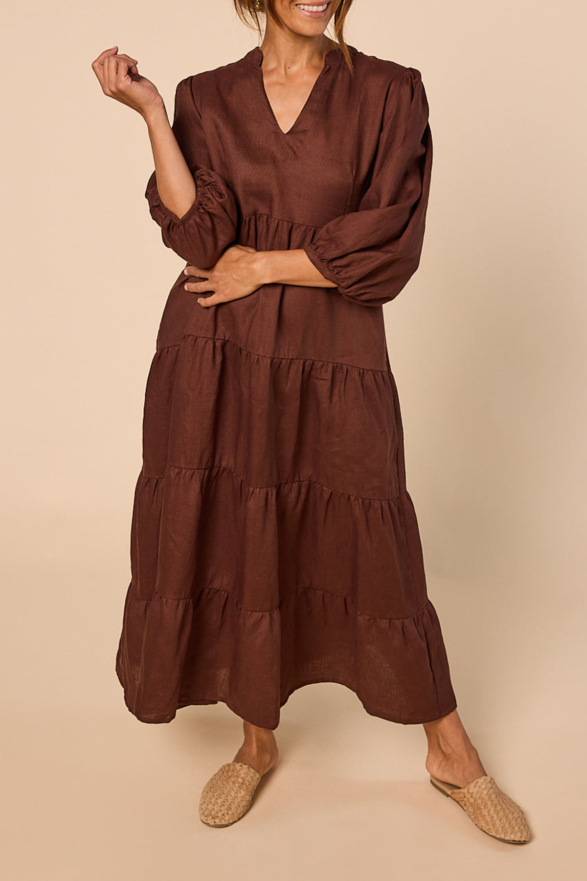 Sabre Linen V-Neck Dress in Raisin