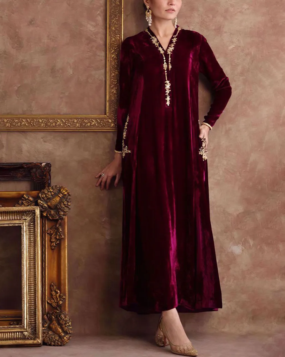 Elegant V-neck embroidered velvet kaftan