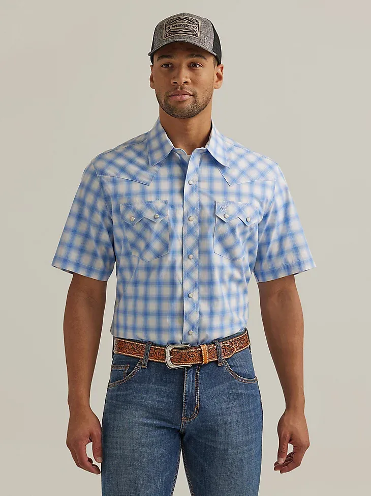 MEN'S WRANGLER RETRO® SHORT SLEEVE WESTERN SNAP WITH SAWTOOTH FLAP POCKET PLAID SHIRT IN SKY BLUE PLAID