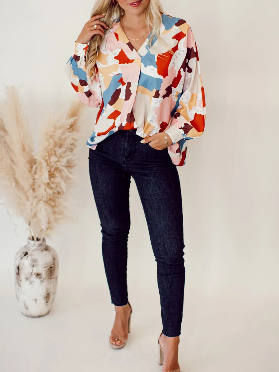 V-neck contrasting geometric pattern shirt