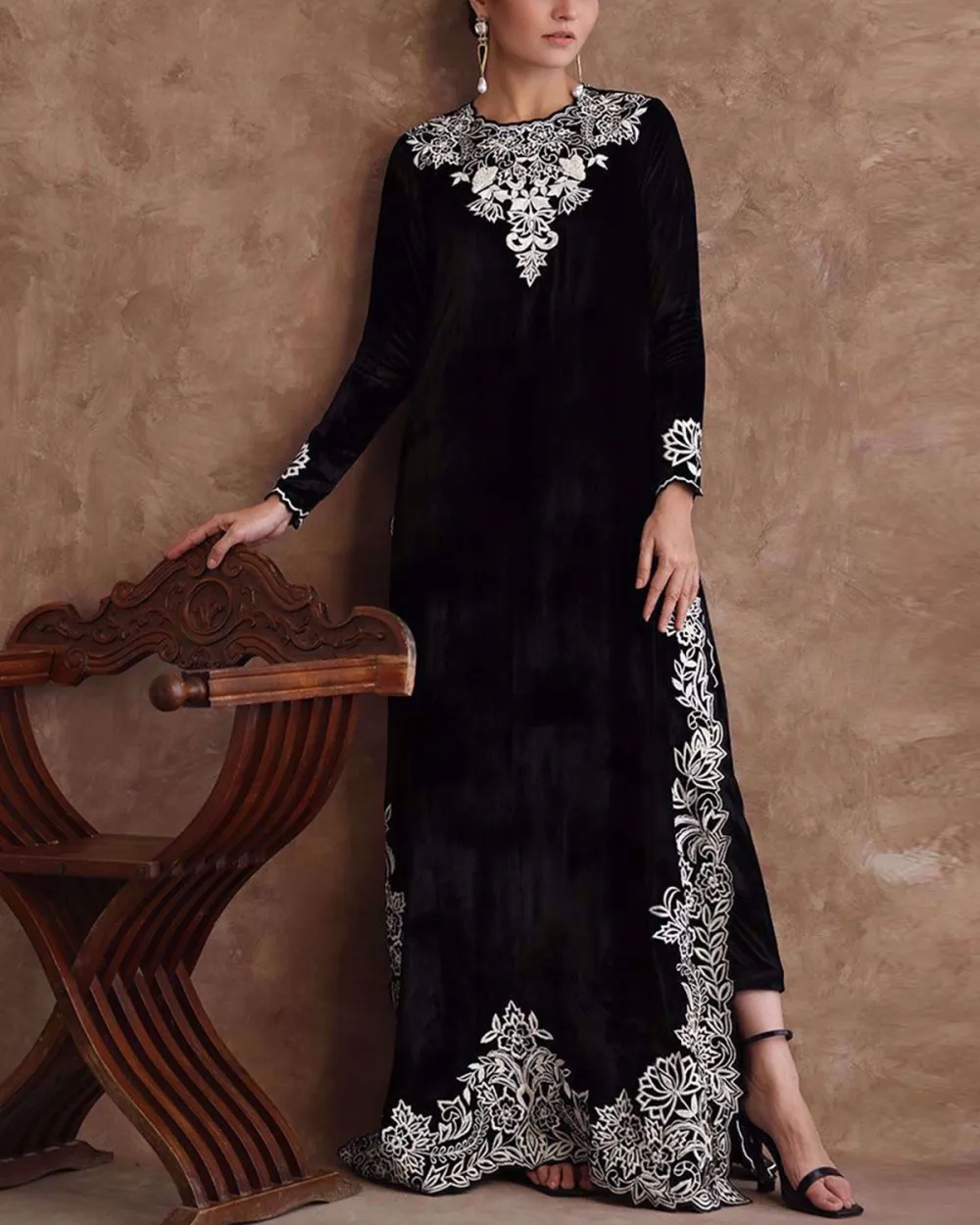 Elegant embroidered velvet kaftan